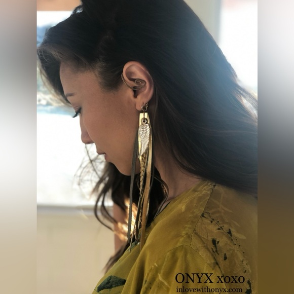 ONYX xoxo Signature Ear Cuff - Picture 3 of 7